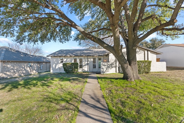 ranch-style house featuring a front yard