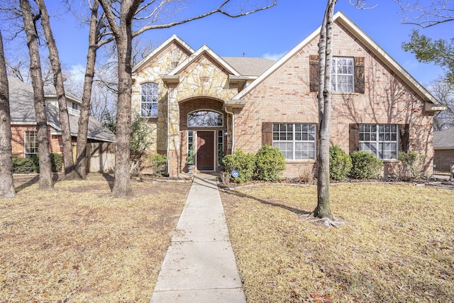 view of front of house featuring a front lawn