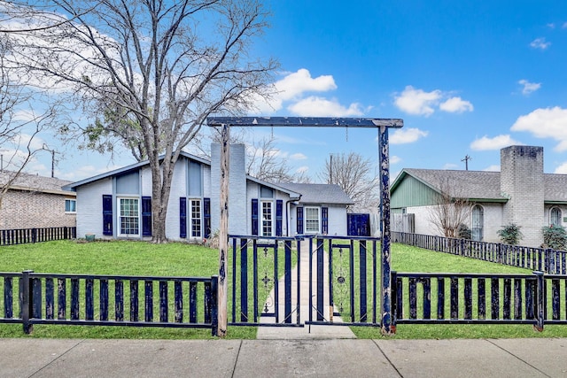 view of front of property featuring a front lawn