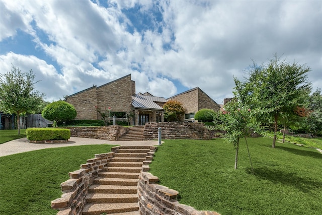 view of front facade with a front yard