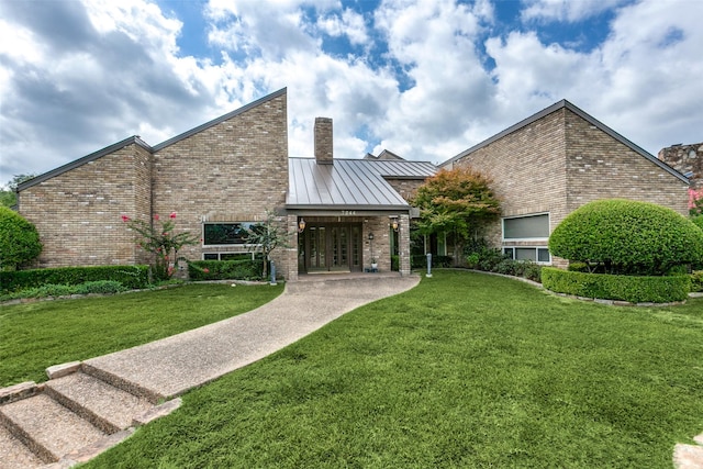 view of front facade with a front yard