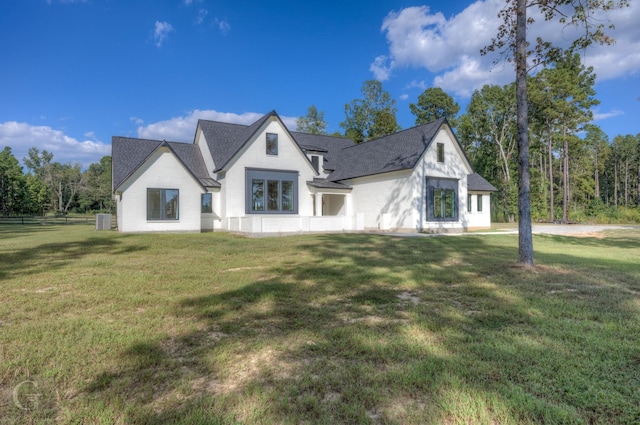 view of front of property featuring a front yard