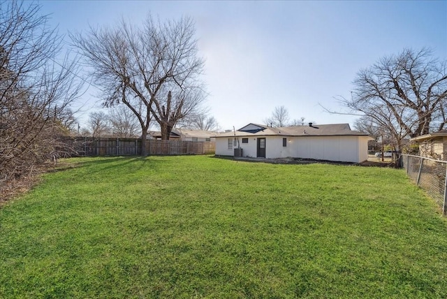 view of yard featuring a fenced backyard