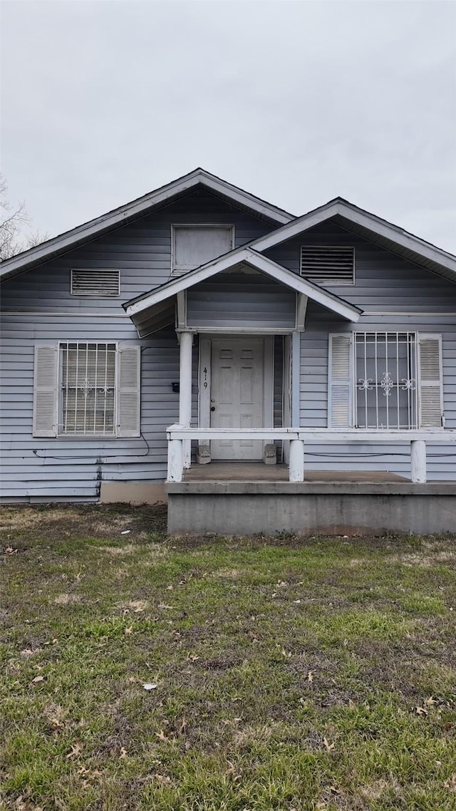 view of front of home featuring a porch and a front lawn