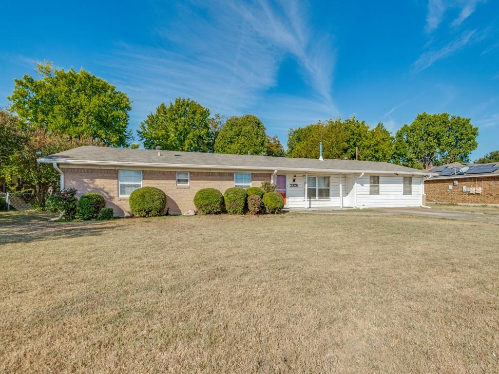 single story home with a front yard