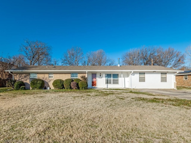 ranch-style house featuring a front yard