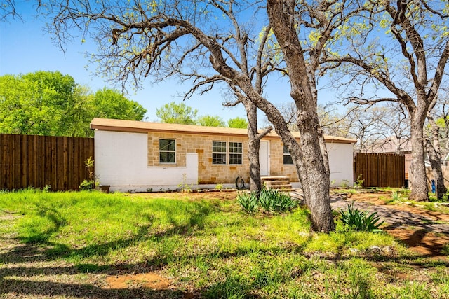 single story home with a front lawn