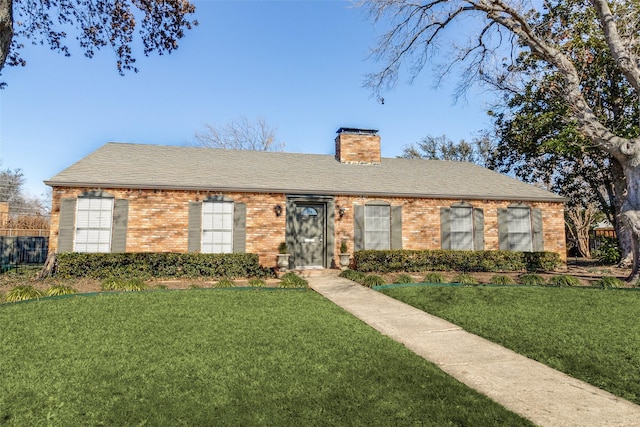 single story home featuring a front lawn