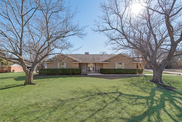 single story home with a front lawn