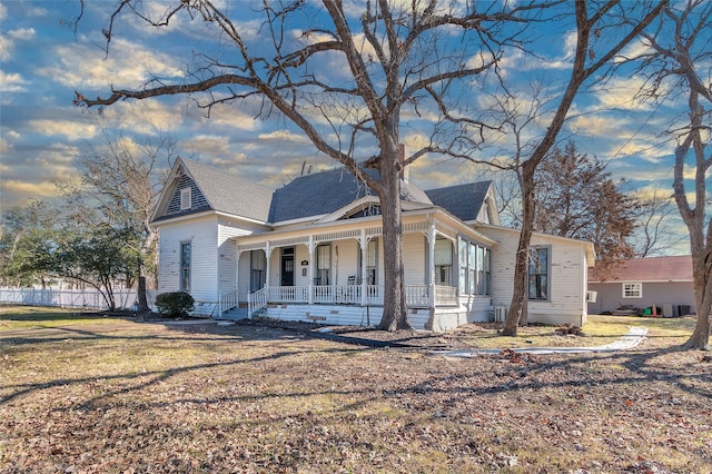 view of front of property featuring a porch and a front lawn