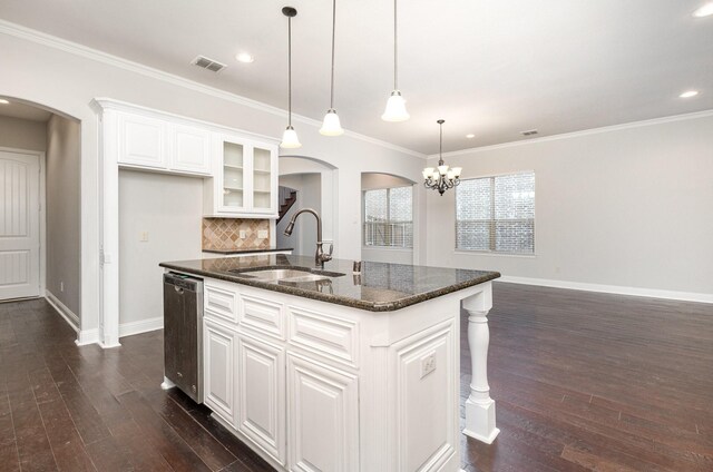 kitchen with sink, white cabinetry, custom range hood, an island with sink, and decorative light fixtures