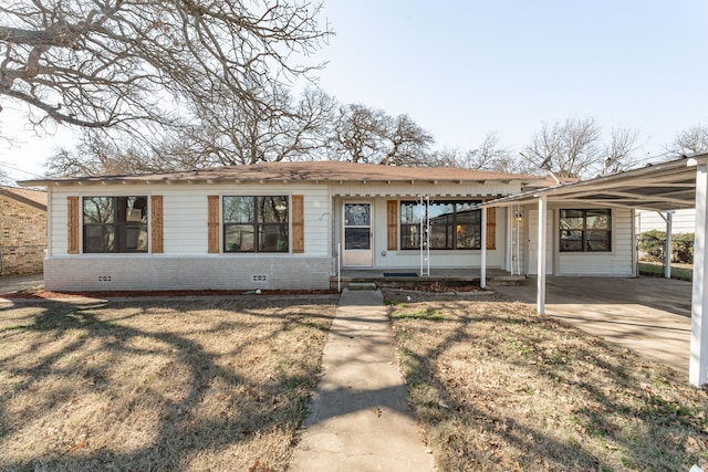 view of front of home featuring a carport and a front yard