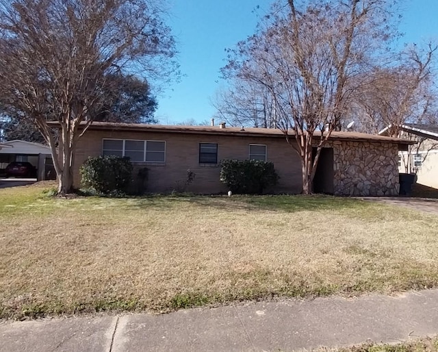 view of front facade with a front yard