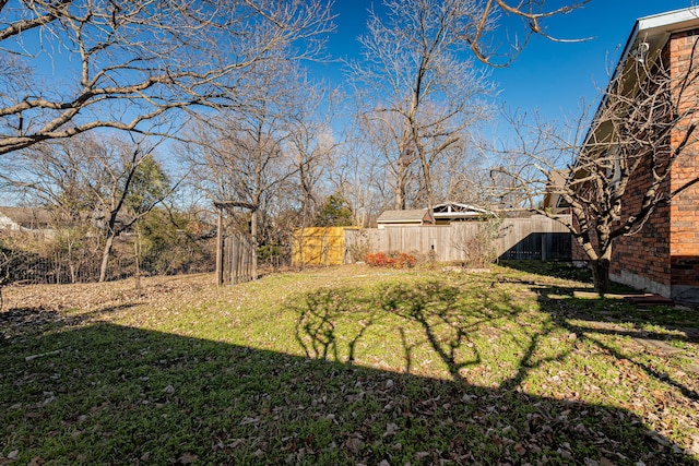 view of yard featuring fence