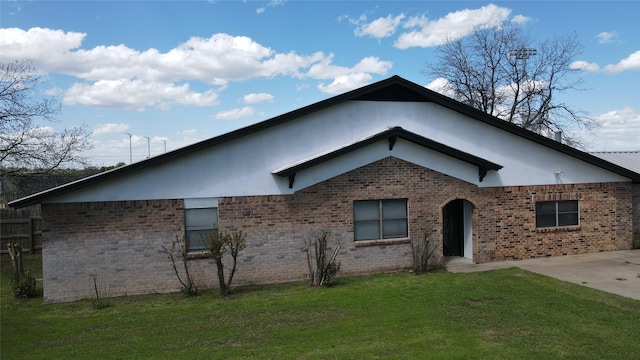 view of front of home with a front yard