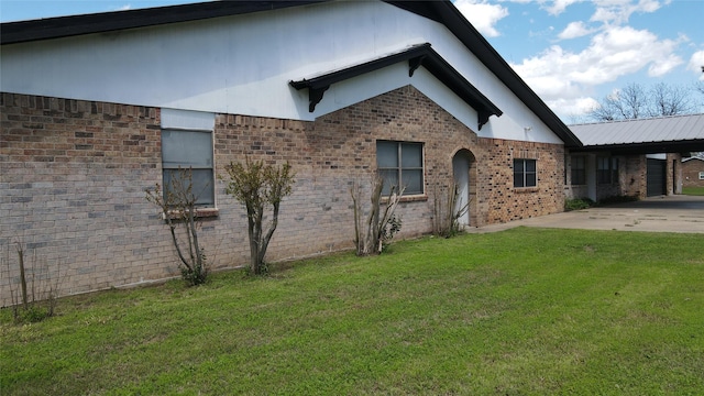 view of front of home with a front lawn