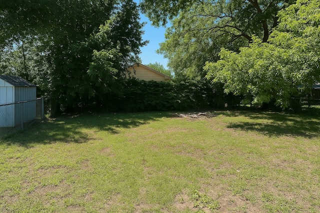 1234 N Travis St, Sherman, TX 75092 - view of yard featuring an outdoor structure