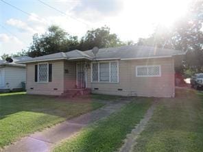 single story home with a front yard