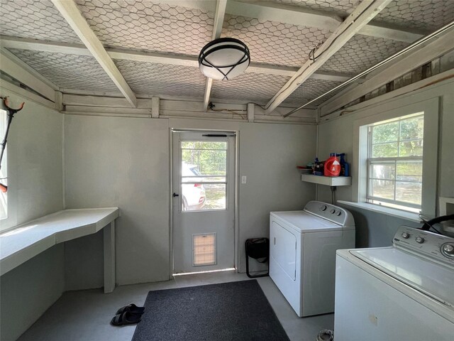 sunroom / solarium featuring ceiling fan