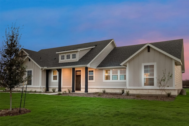 view of front of property featuring a yard