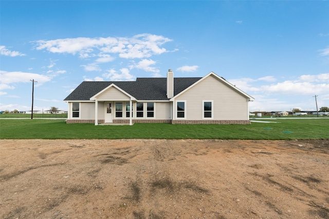 view of front of property featuring a front yard