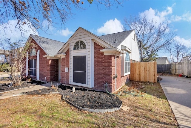 view of front of house featuring a front lawn