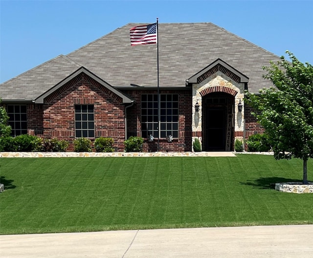 view of front of property featuring a front lawn