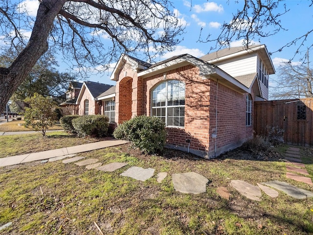 view of front facade featuring a front yard