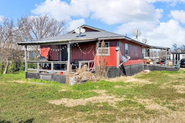 view of front of home featuring a front lawn