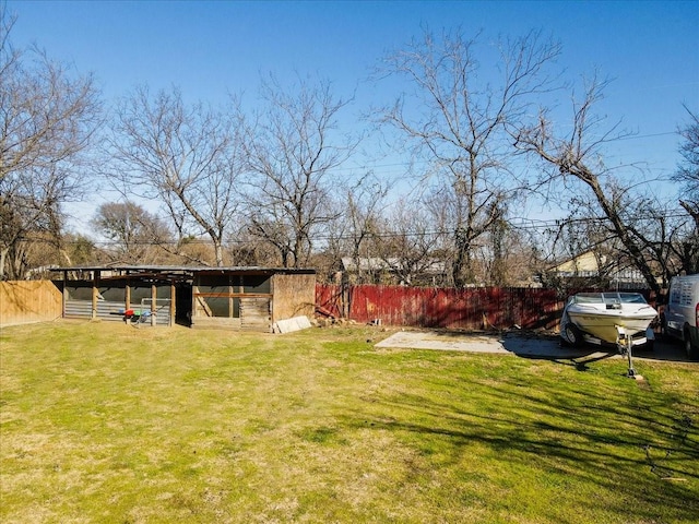 view of yard with an outbuilding