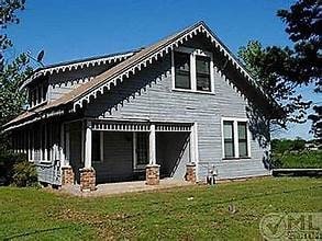 back of house featuring a yard