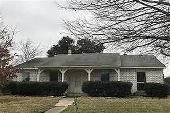 view of front of home featuring a front lawn