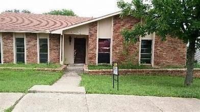 view of front of property featuring a front lawn