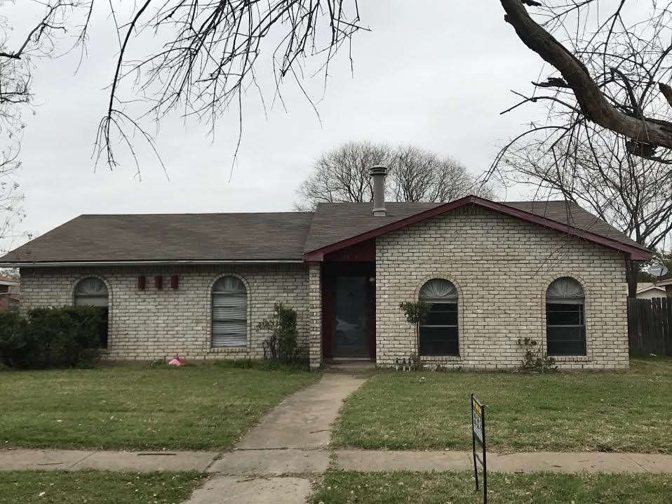 view of front facade with a front yard