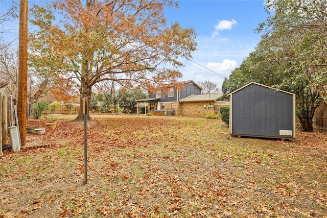 view of yard featuring a shed