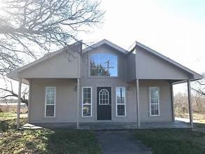 view of front of house with a front lawn