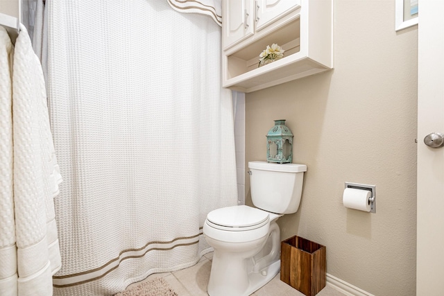 bathroom with curtained shower and toilet