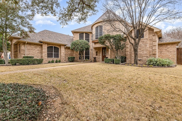 view of front facade featuring a front yard