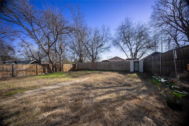 view of yard featuring a storage unit