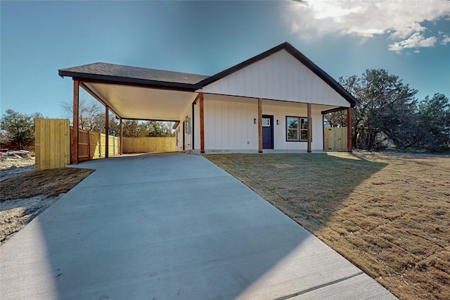 view of front facade featuring a front yard and a carport