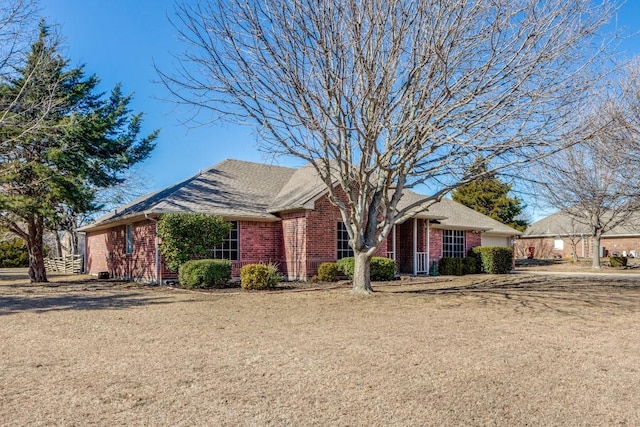 single story home featuring a front lawn