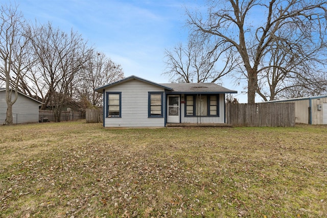 view of front of home featuring a front yard