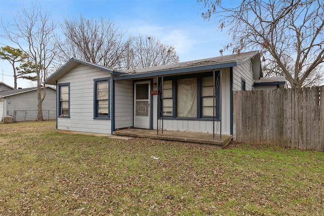 view of front facade with a front yard