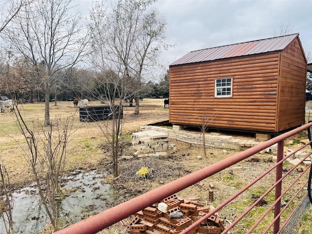 view of yard featuring an outdoor structure