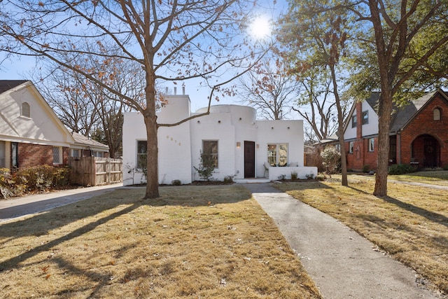 view of front facade featuring a front lawn