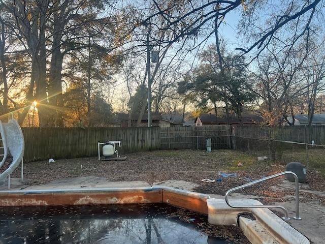 view of yard at dusk