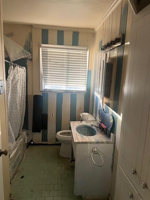 full bathroom with crown molding, vanity, toilet, and shower / bath combo with shower curtain