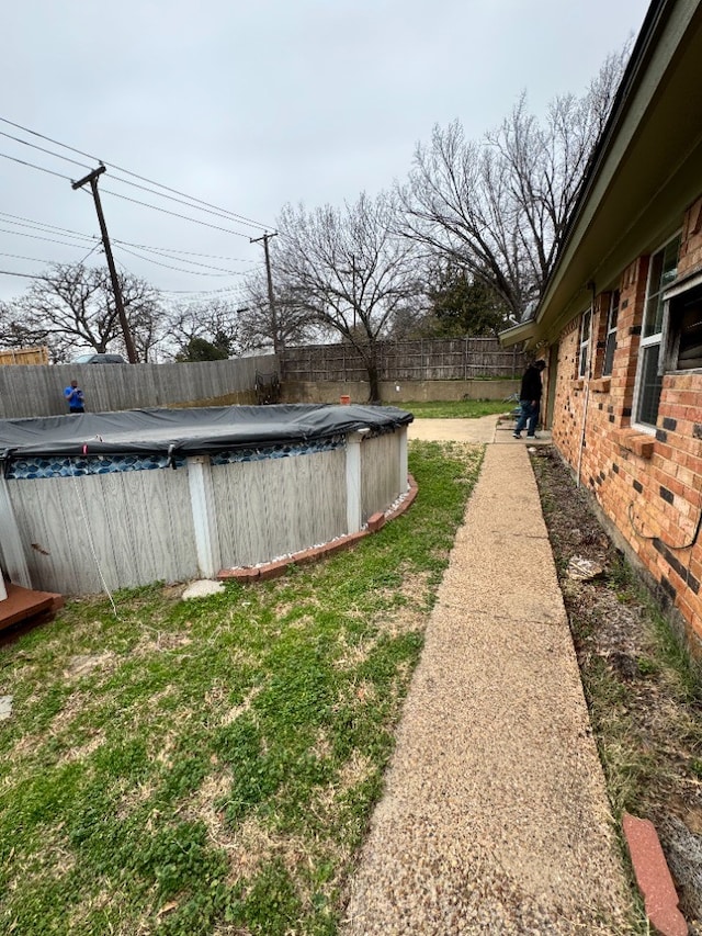 view of yard featuring a covered pool