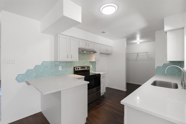 kitchen with sink, white cabinetry, tasteful backsplash, kitchen peninsula, and electric stove