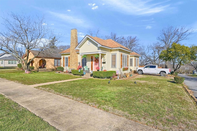 view of front of house featuring a front lawn